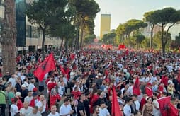 Protesta e 26-të në Tiranë, qytetarët kërkojnë dorëheqje e Edi Ramës Protesta e 26-të në Tiranë, qytetarët kërkojnë dorëheqje e Edi Ramës
