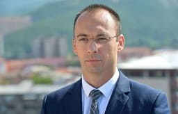 Simiqi e kthen aksionin kundër ndërtimeve pa leje në narrativë për “dëbimin e serbëve” Simiqi e kthen aksionin kundër ndërtimeve pa leje në narrativë për “dëbimin e serbëve”