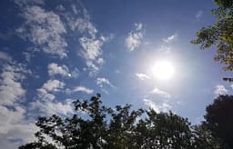 Mot me diell dhe temperatura deri në 27°C të dielën Mot me diell dhe temperatura deri në 27°C të dielën