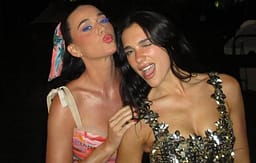 Dua Lipa reagon nga Prishtina: Katy Perry na çoi në hënë dhe Seth Troxler na mbajti atje Dua Lipa reagon nga Prishtina: Katy Perry na çoi në hënë dhe Seth Troxler na mbajti atje