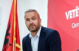 Grumbullimi i qytetarëve dhe traktorët në rrugët e Skënderajt për Lushtakun, Mehani me gjuhë të rëndë: Metoda të Radojiçiqit Grumbullimi i qytetarëve dhe traktorët në rrugët e Skënderajt për Lushtakun, Mehani me gjuhë të rëndë: Metoda të Radojiçiqit