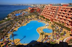 I lanë tre fëmijët vetëm në hotel për të shkuar në klub nate, dënohen prindërit I lanë tre fëmijët vetëm në hotel për të shkuar në klub nate, dënohen prindërit
