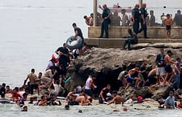 Dalin pamjet kur qindra emigrantë u futën në Spanjë duke notuar, aktivizohet ushtria spanjolle Dalin pamjet kur qindra emigrantë u futën në Spanjë duke notuar, aktivizohet ushtria spanjolle