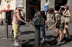 ‘Po bëhet gjithnjë e më nxehtë dhe nuk po ndalet’: Përballja me vapën në pesë kryeqytete të Europës ‘Po bëhet gjithnjë e më nxehtë dhe nuk po ndalet’: Përballja me vapën në pesë kryeqytete të Europës