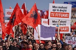 Sot mbahet protestë në Tiranë, në mbështetje të studentëve shqiptarë në Maqedoni të Veriut Sot mbahet protestë në Tiranë, në mbështetje të studentëve shqiptarë në Maqedoni të Veriut