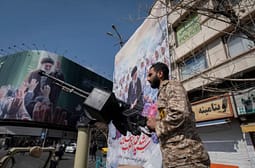 Irani thotë se ka goditur dy baza amerikane pas sulmeve në Hormuz Irani thotë se ka goditur dy baza amerikane pas sulmeve në Hormuz