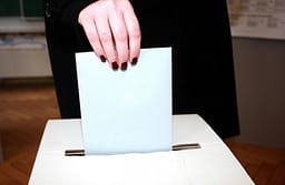 Dy persona dërgohen në mbajtje për shqyerje të fletëvotimit në Prishtinë dhe Drenas Dy persona dërgohen në mbajtje për shqyerje të fletëvotimit në Prishtinë dhe Drenas