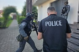 Pesë të arrestuar nga operacioni kundër krimit të organizuar, sekuestrohen armë e drogë Pesë të arrestuar nga operacioni kundër krimit të organizuar, sekuestrohen armë e drogë