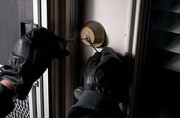 Vidhen dy pistoleta nga një banesë në Prishtinë Vidhen dy pistoleta nga një banesë në Prishtinë