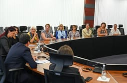 Kurti priti në takim antropologen Janet Reineck Kurti priti në takim antropologen Janet Reineck