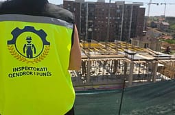 Siguria para gjithçkaje: Inspektorati ndalon punimet në 16 vendpunishte në Kosovë Siguria para gjithçkaje: Inspektorati ndalon punimet në 16 vendpunishte në Kosovë
