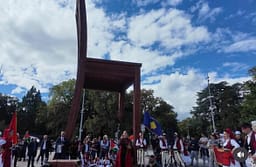 Artisti shqiptar vjen me një instalacion monumental para OKB-së, kushtuar viktimave të zhdukjes me dhunë Artisti shqiptar vjen me një instalacion monumental para OKB-së, kushtuar viktimave të zhdukjes me dhunë