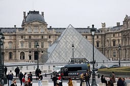 Po planifikonte një sulm në Paris, arrestohet i riu – Dyshohet se synonte muzeun e Luvrit dhe komunitetin hebre Po planifikonte një sulm në Paris, arrestohet i riu – Dyshohet se synonte muzeun e Luvrit dhe komunitetin hebre