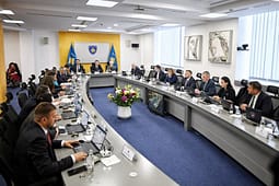 Qeveria Kurti me mbi 20 vendime e kërkesa, ndër të tjera i ndan edhe 1 milion euro për komunitetet Qeveria Kurti me mbi 20 vendime e kërkesa, ndër të tjera i ndan edhe 1 milion euro për komunitetet