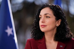 Vjosa Osmani përkrah protestën e studentëve në Maqedoni: Gjuha shqipe është e shenjtë, ngrihu në mbrojtje të saj Vjosa Osmani përkrah protestën e studentëve në Maqedoni: Gjuha shqipe është e shenjtë, ngrihu në mbrojtje të saj