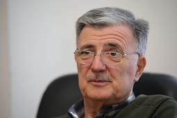 Diplomati Viktor Gaber kërkon referendum për ndryshimet kushtetuese dhe rrugëtimin e RMV-së drejt BE-së Diplomati Viktor Gaber kërkon referendum për ndryshimet kushtetuese dhe rrugëtimin e RMV-së drejt BE-së