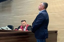 Përdhosi flamurin e Turqisë gjatë një iftari në Mitrovicë, 1 vit burgim me kusht dhe 4 mijë euro gjobë për Zeqirin Përdhosi flamurin e Turqisë gjatë një iftari në Mitrovicë, 1 vit burgim me kusht dhe 4 mijë euro gjobë për Zeqirin
