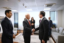Kurti takon kongresistët amerikanë: Duhet të ketë të drejta të krahasueshme për pakicat në të gjitha shtetet e Ballkanit Perëndimor Kurti takon kongresistët amerikanë: Duhet të ketë të drejta të krahasueshme për pakicat në të gjitha shtetet e Ballkanit Perëndimor