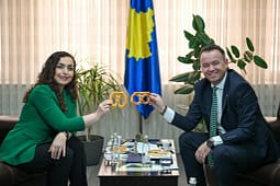Osmani shihet me Pecin në Mitrovicë, i flet ftohtë: Ku je z.kryetar Osmani shihet me Pecin në Mitrovicë, i flet ftohtë: Ku je z.kryetar
