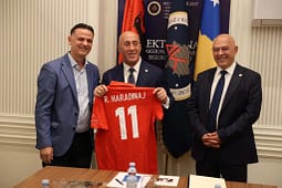 Humanisti dhe kandidati i parë shqiptar për parlament të Bazelit aderon në AAK, e presin Haradinaj dhe Gjini Humanisti dhe kandidati i parë shqiptar për parlament të Bazelit aderon në AAK, e presin Haradinaj dhe Gjini