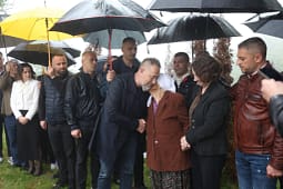 Sami Lushtaku emocionohet nga nëna e dëshmorit ne Ticë: Nuk është lehtë për mua… Sami Lushtaku emocionohet nga nëna e dëshmorit ne Ticë: Nuk është lehtë për mua…