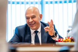 Ardian Gjini viziton fabrikën eksportuese në 35 vende të botës: Prodhuesit vendorë janë shtylla e ekonomisë së Kosovës Ardian Gjini viziton fabrikën eksportuese në 35 vende të botës: Prodhuesit vendorë janë shtylla e ekonomisë së Kosovës