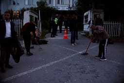 Pamjet e qytetarëve duke e pastruar pjesën e Skënderajt ku u mblodhën për Lushtakun, Çitaku: Drenicë, je zemër e madhe Pamjet e qytetarëve duke e pastruar pjesën e Skënderajt ku u mblodhën për Lushtakun, Çitaku: Drenicë, je zemër e madhe