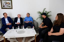 Hamza viziton familjen Mexhuani në Obiliq: Qytetarët kanë nevojë për paga më të larta dhe çmime më të ulëta, jo për propagandë e përçarje Hamza viziton familjen Mexhuani në Obiliq: Qytetarët kanë nevojë për paga më të larta dhe çmime më të ulëta, jo për propagandë e përçarje