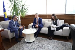 Hargreaves takohet me Radoniqin, konfirmon se mbështetja kibernetike për KQZ’në do të vazhdojë Hargreaves takohet me Radoniqin, konfirmon se mbështetja kibernetike për KQZ’në do të vazhdojë