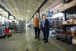 Gjini viziton “Rronifer” dhe “Aulona” në Gjakovë: Prodhimi vendor po përballet me barriera serioze shtetërore Gjini viziton “Rronifer” dhe “Aulona” në Gjakovë: Prodhimi vendor po përballet me barriera serioze shtetërore