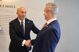 Hargreaves pas takimit me Haradinajn: Pas zgjedhjeve partitë të angazhohen për formimin e Qeverisë dhe zgjedhjen e Presidentit me kohë Hargreaves pas takimit me Haradinajn: Pas zgjedhjeve partitë të angazhohen për formimin e Qeverisë dhe zgjedhjen e Presidentit me kohë