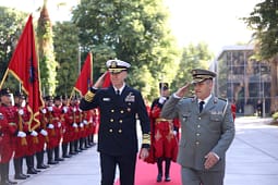 Admirali i NATO’s viziton Shqipërinë dhe Malin e Zi, për të “treguar përkushtimin ndaj aleatëve në rajonin e Ballkanit” Admirali i NATO’s viziton Shqipërinë dhe Malin e Zi, për të “treguar përkushtimin ndaj aleatëve në rajonin e Ballkanit”