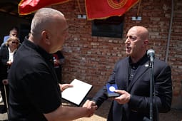 Haradinaj zbulon pllakën përkujtimore të Heroit Myrtë Zeneli në Zllapek: Sakrifica për liri nuk harrohet Haradinaj zbulon pllakën përkujtimore të Heroit Myrtë Zeneli në Zllapek: Sakrifica për liri nuk harrohet