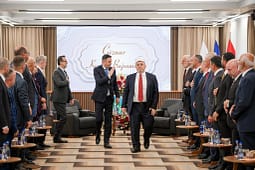 Abdixhiku me bashkëpunëtorë takon Tërnavën: E përgëzova për punën që BIK e bën në mbështetje të familjeve në nevojë Abdixhiku me bashkëpunëtorë takon Tërnavën: E përgëzova për punën që BIK e bën në mbështetje të familjeve në nevojë