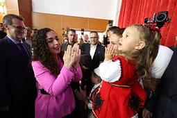Vjosa Osmani i drejtohet vajzave të vogla: Mos lejoni askënd t’ju bindë se ëndrrat tuaja janë shumë të mëdha Vjosa Osmani i drejtohet vajzave të vogla: Mos lejoni askënd t’ju bindë se ëndrrat tuaja janë shumë të mëdha
