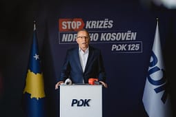 “S’kemi zërim, s’kemi drita”, Bedri Hamza mban konferencë pa rrymë “S’kemi zërim, s’kemi drita”, Bedri Hamza mban konferencë pa rrymë