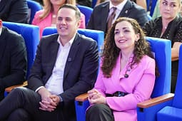 Abdixhiku nga Klina me zotim për rritje të pagave për policët, ushtarët, infermierët dhe zjarrëfikësit: 900 euro pagë Abdixhiku nga Klina me zotim për rritje të pagave për policët, ushtarët, infermierët dhe zjarrëfikësit: 900 euro pagë
