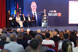 Ardian Gjini në Rahovec: Nuk do të marrin më subvencione ata që s’e punojnë tokën, veç pse janë kushërinj “të atyre” Ardian Gjini në Rahovec: Nuk do të marrin më subvencione ata që s’e punojnë tokën, veç pse janë kushërinj “të atyre”