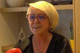 Flokëtaret irritohen nga deklarata e Konjufcës për “frizerkat” Flokëtaret irritohen nga deklarata e Konjufcës për “frizerkat”
