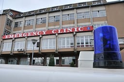 Me makinën e punës u përplas me trenin, vdes në QKUK personi që u aksidentua disa ditë më parë Me makinën e punës u përplas me trenin, vdes në QKUK personi që u aksidentua disa ditë më parë