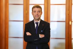 Mes aktivistëve të ndaluar në Izrael edhe një shqiptar, Ferit Hoxha e quan poshtërues trajtimin: E papranueshme Mes aktivistëve të ndaluar në Izrael edhe një shqiptar, Ferit Hoxha e quan poshtërues trajtimin: E papranueshme