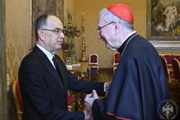 Bajram Begaj në Vatikan ka takuar edhe Sekretarin Parolin: Diskutimi u përqendrua edhe në Kosovën Bajram Begaj në Vatikan ka takuar edhe Sekretarin Parolin: Diskutimi u përqendrua edhe në Kosovën