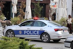 Motoçikleta godet tre këmbësorë në Prishtinë, Policia: Të lënduarit morën trajtim mjekësor Motoçikleta godet tre këmbësorë në Prishtinë, Policia: Të lënduarit morën trajtim mjekësor