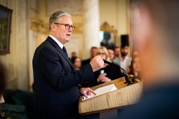 Starmer thotë se marrëveshja me Iranin duhet të përfshijë lundrim “të pakufizuar” përmes Ngushticës së Hormuzit Starmer thotë se marrëveshja me Iranin duhet të përfshijë lundrim “të pakufizuar” përmes Ngushticës së Hormuzit