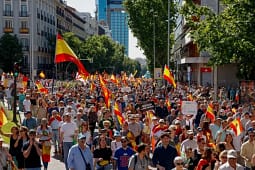 Protesta masive në Madrid, kërkohet dorëheqja e kryeministrit Pedro Sanchez Protesta masive në Madrid, kërkohet dorëheqja e kryeministrit Pedro Sanchez