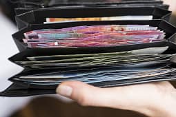 Pse skandalet e mëdha financiare shpesh mbeten pa u ndëshkuar në Zvicër? Pse skandalet e mëdha financiare shpesh mbeten pa u ndëshkuar në Zvicër?