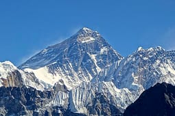 Alpinisti rus me dy amputime ngjitet në Malin Everest Alpinisti rus me dy amputime ngjitet në Malin Everest
