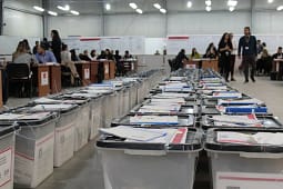 Brenda një dite KQZ dërgon fletëvotimet te 50 mijë nga 105 mijë votuesit me postë nga diaspora Brenda një dite KQZ dërgon fletëvotimet te 50 mijë nga 105 mijë votuesit me postë nga diaspora