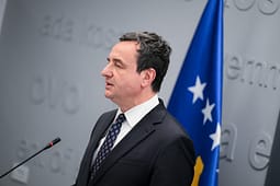 Kurti i ndan 2 milionë euro për t’i mbështetur linjat e aeroplanëve me të cilët udhëtojnë mërgimtarët Kurti i ndan 2 milionë euro për t’i mbështetur linjat e aeroplanëve me të cilët udhëtojnë mërgimtarët