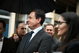 Pak para zgjedhjeve, Kurti merr pjesë në nisjen e punimeve në një rrugë, operatorit i thotë të punojë shpejt Pak para zgjedhjeve, Kurti merr pjesë në nisjen e punimeve në një rrugë, operatorit i thotë të punojë shpejt